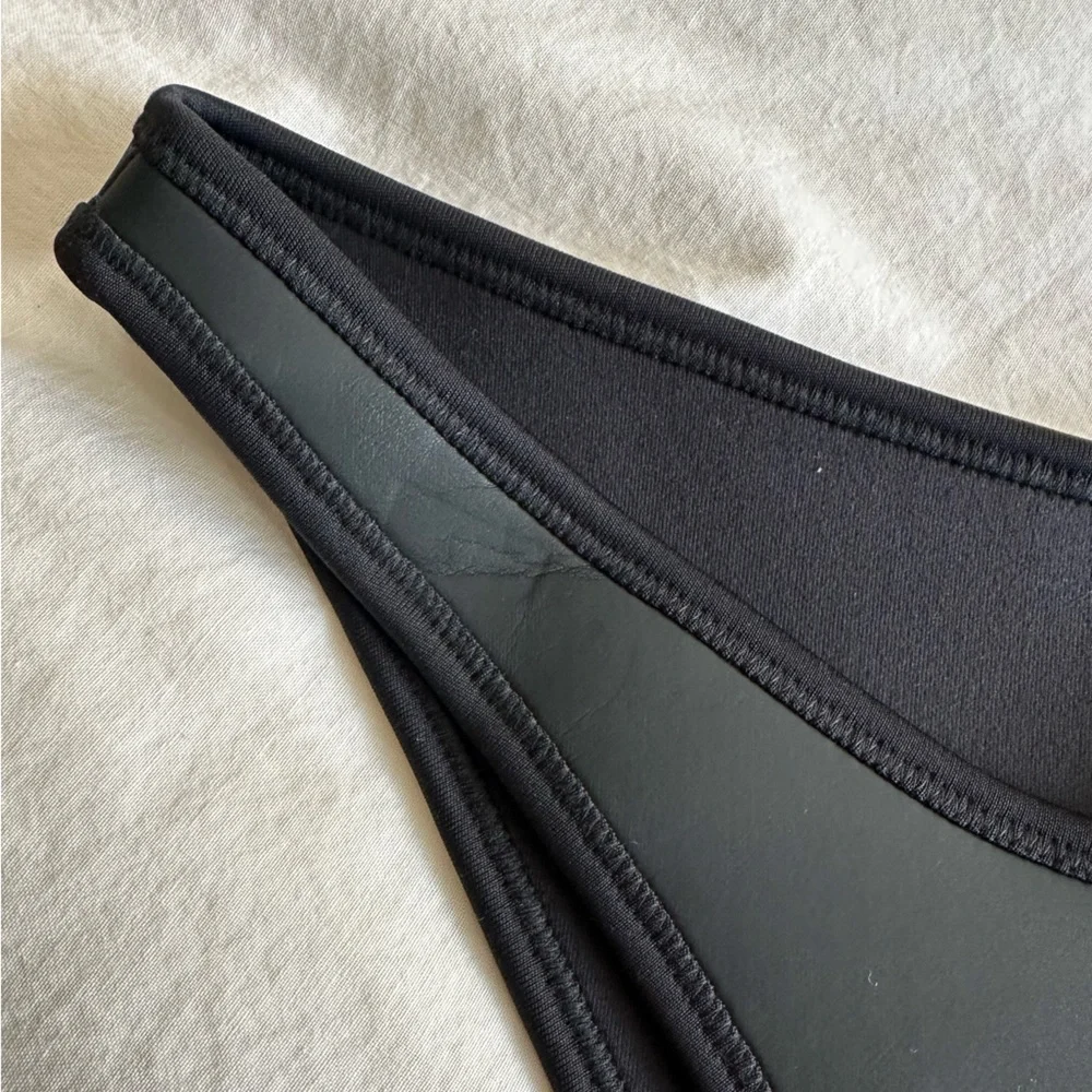 ❤️SKIMS Rubberized Swim Bottoms Size Large NWT-